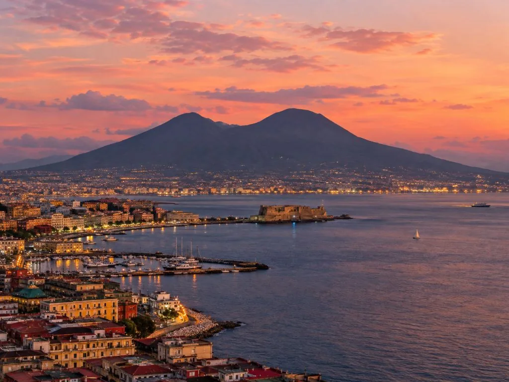 Visitatori lungo il Sentiero n. 5 con il mare alle spalle